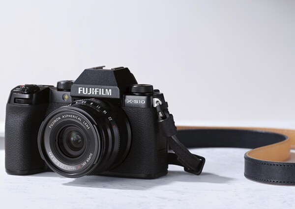 La Fujifilm X-S10 è una fotocamera potente e moderna in veste retrò. (Fonte: Fujifilm)