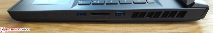 Lato destro: USB-A 3.0, lettore schede, USB-A 3.0