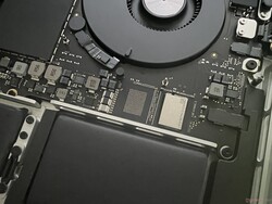 Il MacBook Pro 14 di base utilizza un solo chip SSD