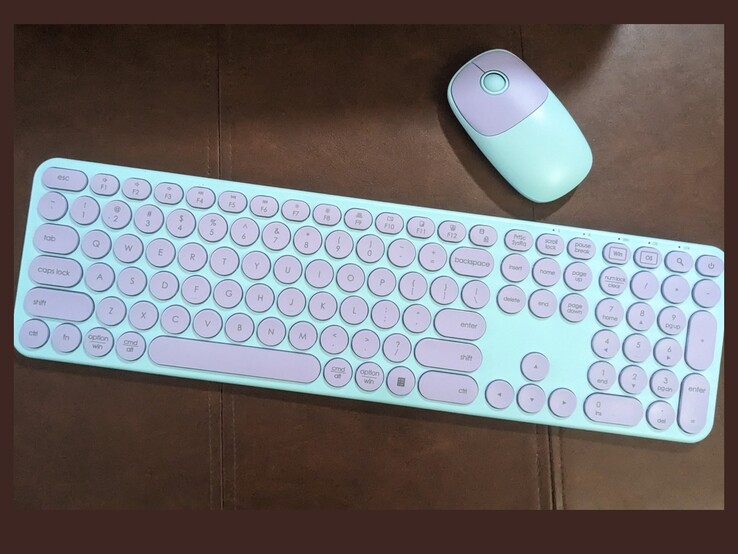 I colori vivaci della combinazione di tastiera e mouse wireless Seenda Creative WGJP-073-3-SD si abbinano bene a quasi tutti i colori (fonte: Megan Miranda Reyes)