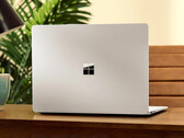 Secondo quanto riferito, Surface «Minos» sarà disponibile nelle finiture Nero e Platino; nell’immagine è raffigurato Surface Laptop 8.