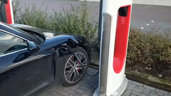 Porsche Taycan alla ricerca di un Tesla Supercharger, immagine: Inse van Houts (YouTube)