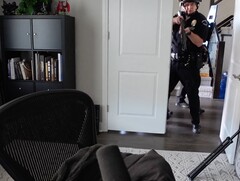 Una squadra SWAT armata ha reagito a uno scherzo telefonico e ha temporaneamente trattenuto la famiglia di un famoso livestreamer di Twitch (Immagine: Alliestrasza)