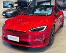 La Tesla Model S aggiornata del 2022 è dotata di nuovi fari, luci posteriori e una nuova porta di ricarica per alcuni mercati (Immagine: Caster)