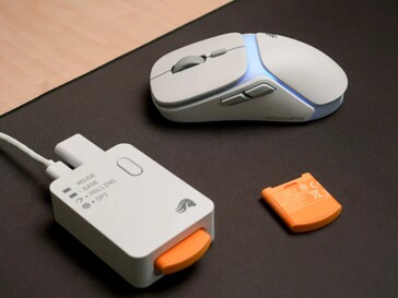 Modello Glorious O3 Wireless bianco con la base multiuso e la batteria di ricambio. (Fonte immagine: Glorious)