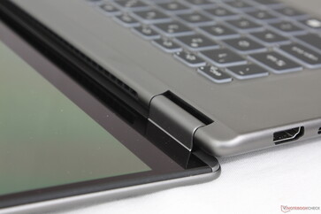 Il coperchio può solo quasi raggiungere i 180 gradi, a differenza dell'XPS 16