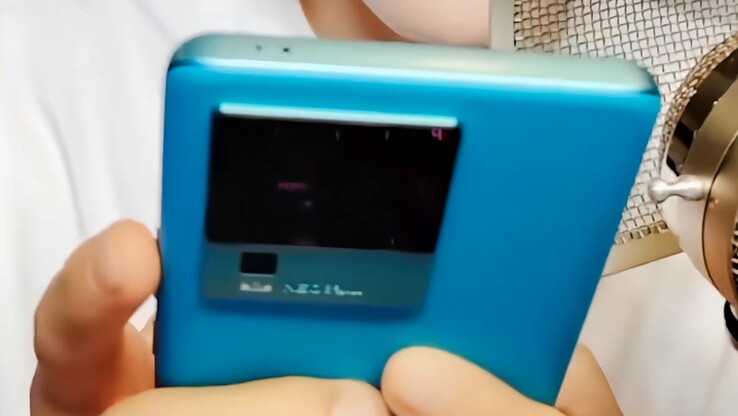 La gobba della fotocamera di questo smartphone assomiglia a quella di un flagship Vivo, ma ha quello che sembra essere il marchio iQOO Neo. (Fonte: Digital Chat Station via Weibo)