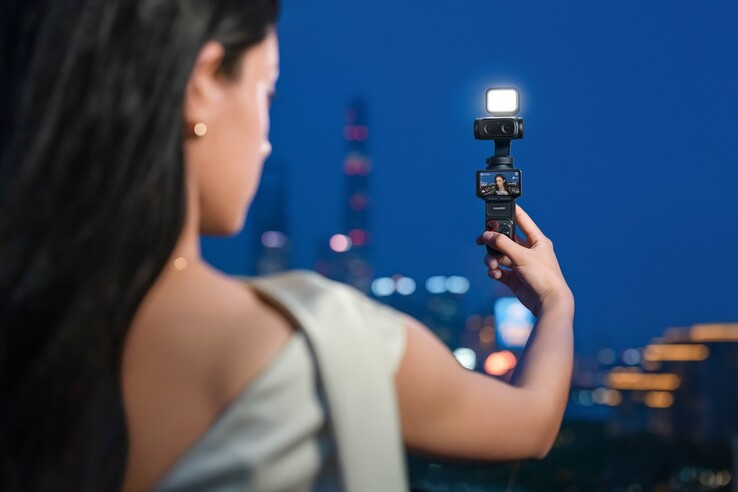 Insta360 Luna Ultra ha un design a doppia lente
