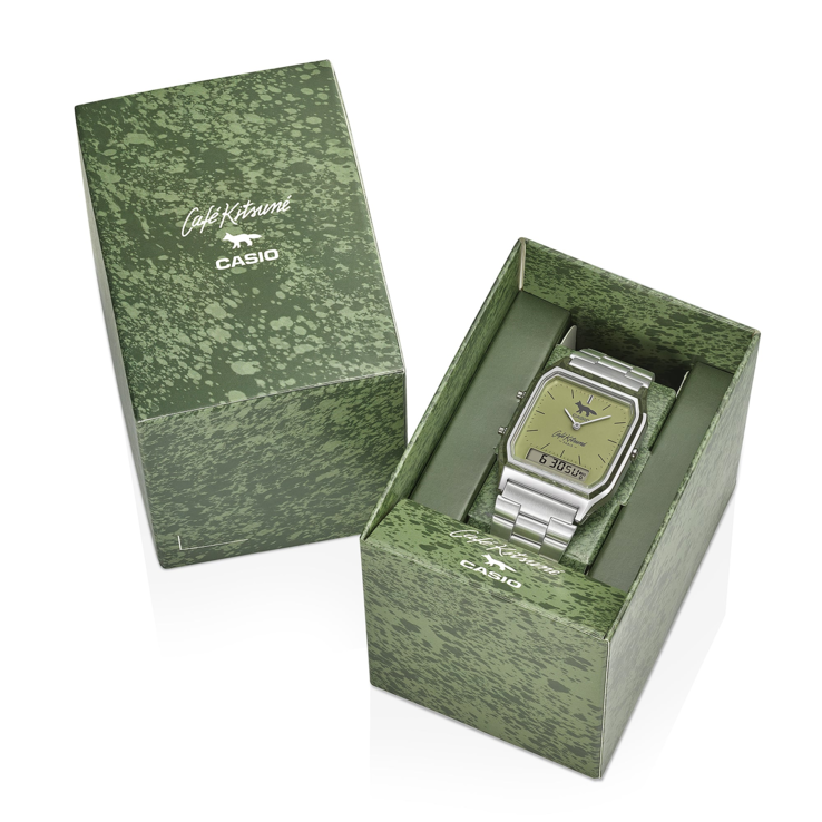Il Casio AQ-230ECK-3A Cafe Kitsune è contenuto in una confezione speciale caratterizzata da un motivo verde screziato.