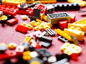 Una foto che mostra i mattoncini LEGO su un tappeto rosso. (Fonte: Efraimstochter - Pixabay)