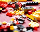 Una foto che mostra i mattoncini LEGO su un tappeto rosso. (Fonte: Efraimstochter - Pixabay)