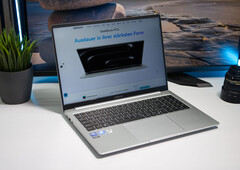 Geekom GeekBook M16 con processore Intel Core Ultra 9 e batteria da 99,9 Wh
