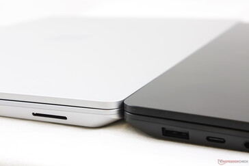 Surface Laptop 3 13.5 " (destra) vs. Surface Laptop 3 15" (sinistra). Lo spessore è quasi identico tra loro