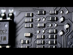 Un'immagine della scheda madre MSI RTX 5090 Lightning che mostra i suoi resistori e la disposizione delle tracce