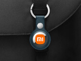 Saranno disponibili versioni UWB e non UWB. Nella foto: immagine modificata che mostra Apple Tag con il logo Xiaomi appeso ad una borsa. (Fonte immagine: Apple e Xiaomi)