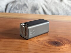 L'adattatore HP da 65 W presenta quasi tutte le caratteristiche che ci si potrebbe aspettare da un caricabatterie USB-C portatile