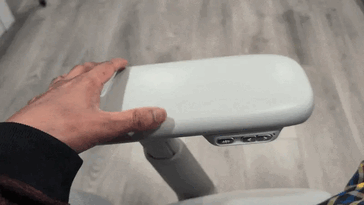 Rotazione + regolazione in avanti e indietro.