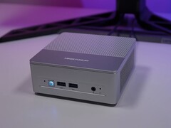 Il mini PC Minisforum X1 Lite mostra l'I/O anteriore con le porte USB e il pulsante di accensione (Fonte immagine: ETA Prime via YouTube)