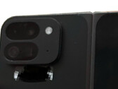 Il presunto Pixel Fold 2 con quelle che sembrano essere quattro fotocamere posteriori. (Fonte immagine: Android Authority - modificato)