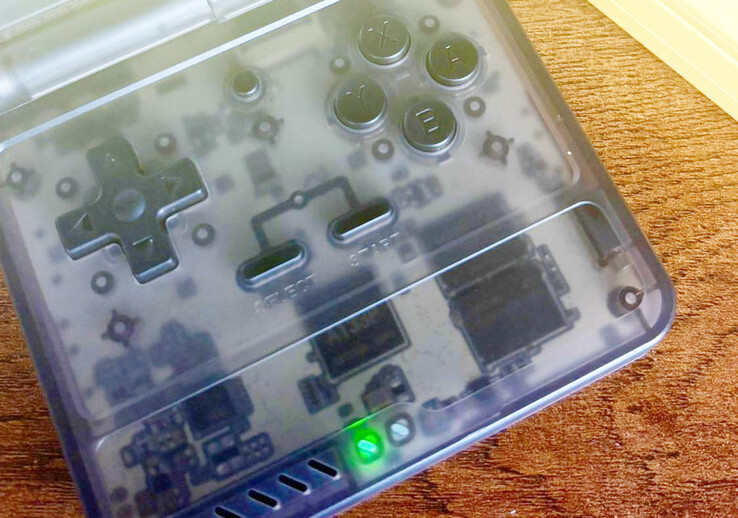 Un primo piano rivela il chipset Allwinner A133P all'interno del Powkiddy V90S. (Fonte immagine: Taki Udon - modificato)