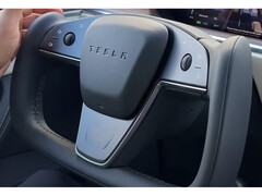 Tesla offre il nuovo volante Yoke per Model S e Model X (immagine: Tesla / @dkrasniy, X-App)
