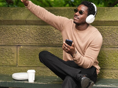 Damson Idris indossa le inedite cuffie over-ear di Sony.