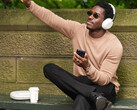 Damson Idris indossa le inedite cuffie over-ear di Sony.