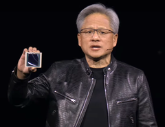 Jensen Huang, CEO di Nvidia, presenta la GPU Blackwell 18 volte più veloce di Hopper al GTC 2024. (Fonte: Nvidia su YouTube)