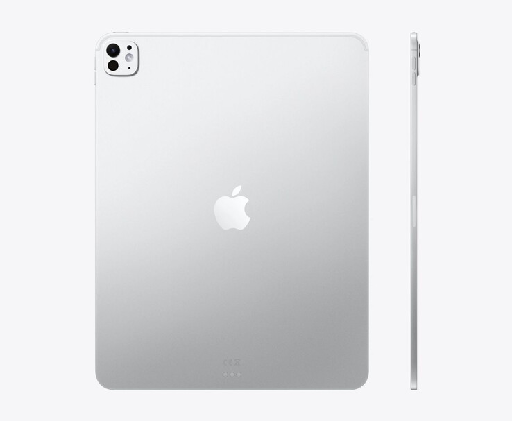 Vista posteriore e laterale di Apple iPad Pro M5 in argento, che evidenzia il suo design sottile in alluminio e la fotocamera posteriore a lente singola (Fonte immagine: Apple)