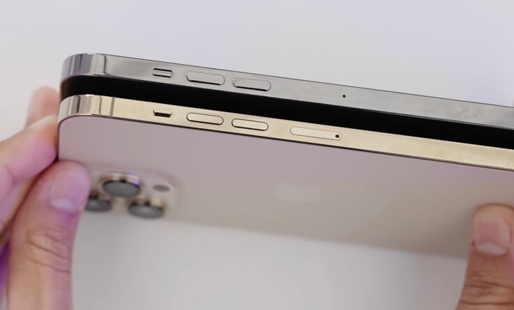 L'iPhone 14 Pro Max sopra il suo predecessore. (Fonte: Unbox Therapy)