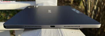 A destra: altoparlante, USB-C 2.0, altoparlante