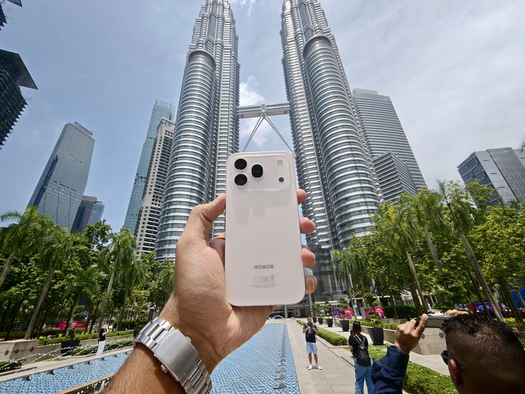 Honor 600 Pro ha una struttura in metallo opaco