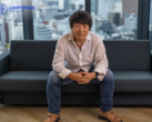 Una foto di Hideaki Itsuno seduto su un divano presso i Tencent LightSpeed Studios (fonte: LightSpeed Studios)