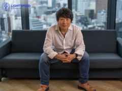 Una foto di Hideaki Itsuno seduto su un divano presso i Tencent LightSpeed Studios (fonte: LightSpeed Studios)