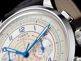 Primo piano del quadrante color crema del cronografo Timex Marlin Neo Classic, caratterizzato da lancette blu e numeri arabi, indicatori rossi del tachimetro e una scala telemetrica blu lungo il bordo esterno.