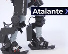 L'esoscheletro Wandercraft Atalante X migliora l'andatura della donna sette anni dopo l'ictus. (Fonte: Wandercraft)