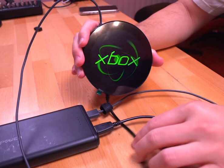 Il gioiello luminoso ora funziona come display. (Fonte: Macho Nacho Productions via YouTube)