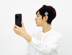 Le scansioni della testa e dell'orecchio sono assistite da una fascia inclusa e da alcuni adesivi simili a codici QR (Fonte immagine: Final)