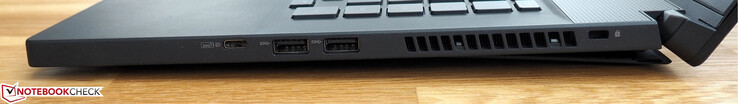 Lato destro: USB 3.1 Gen2 Type-C, 2 x USB 3.0 Type-A, griglia di ventilazione, fessura di bloccaggio Kensington