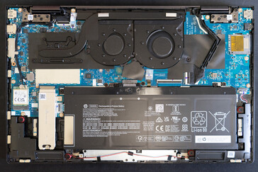 2023 HP Envy x360 15 senza piastra inferiore mostra una leggera riorganizzazione dei componenti interni.