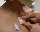 Il sensore indossabile della NWU consente il monitoraggio continuo e remoto dei parametri vitali, compresi i problemi di respirazione. (Fonte: comunicato stampa della Northwestern University)