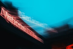 Sfocatura astratta dell&#039;insegna del National Theatre di Londra (Fonte immagine: Samuel Regan-Asante via Unsplash)