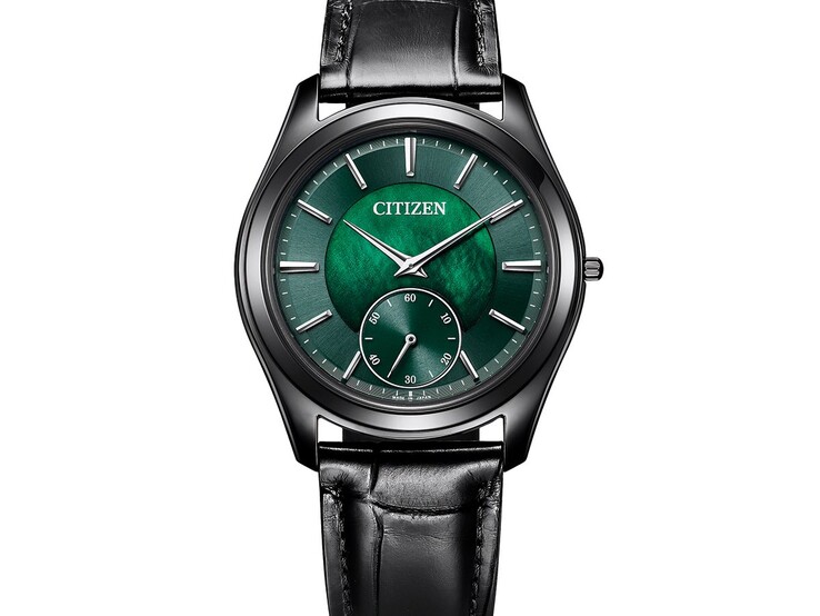 Primo piano angolato del Citizen Eco-Drive One AQ5025-04N, che mostra il suo quadrante in madreperla verde scintillante, le lancette e gli indici color argento, la cassa nera e il cinturino in pelle.