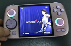 Anbernic ha già rilasciato un palmare da gioco con un display con rapporto d'aspetto 1:1. (Fonte: Anbernic via Retro Handhelds)
