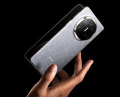 Apple secondo quanto riferito, lancerà il suo primo telefono pieghevole nel 2026 per competere con modelli del calibro di Huawei Mate X6, qui raffigurato. (Fonte: Huawei)