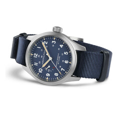L'Hamilton Khaki Field Power Reserve da 40 mm con quadrante blu