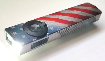 La torcia Olight ArkPro Stars & Stripes emette una luce di 1.500 lumen nella modalità floodlight.