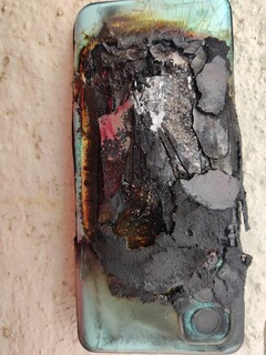 Gravi danni al OnePlus Nord 2 esploso. (Fonte: Ankur Sharma)