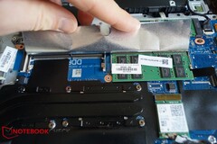 HP nasconde due slots SODIMM sotto la schermatura di alluminio, e uno è libero