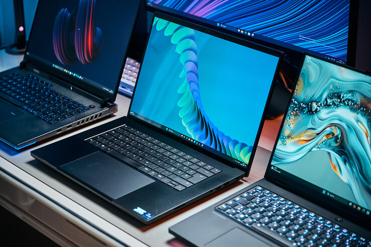 Tempi di risposta ineguagliabili, contrasti sorprendenti e colori fantastici. Il Blade 16 con il suo OLED da 240 Hz.
